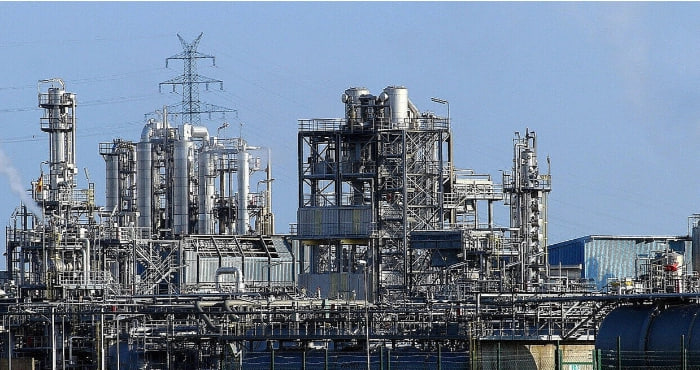 Прибутки західних нафтогазових компаній злетіли завдяки атакам дронів на російські НПЗ