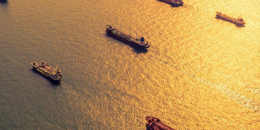 Світовий нафтовий ринок під ударом постачання падають, ціни коливаються